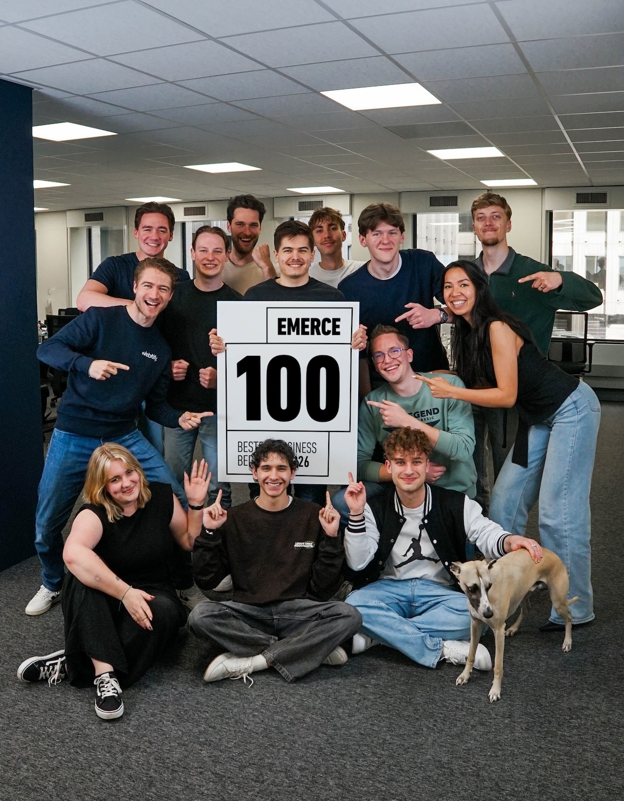 Een teamfoto van Webtify om te vieren dat wij in de Emerce 100 staan