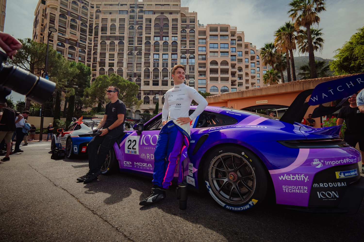 Dirk Schouten in Monaco 2026 bij de Porsche Supercup. Webtify sponsor op de auto.