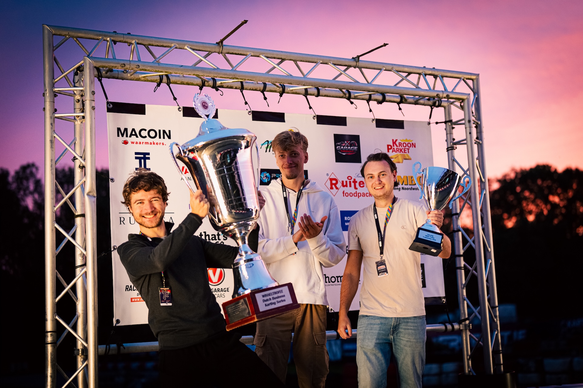 Frits Corvers en Mike Eijkelenboom op het podium na het winnen van de 2-uurs race van de DBKS